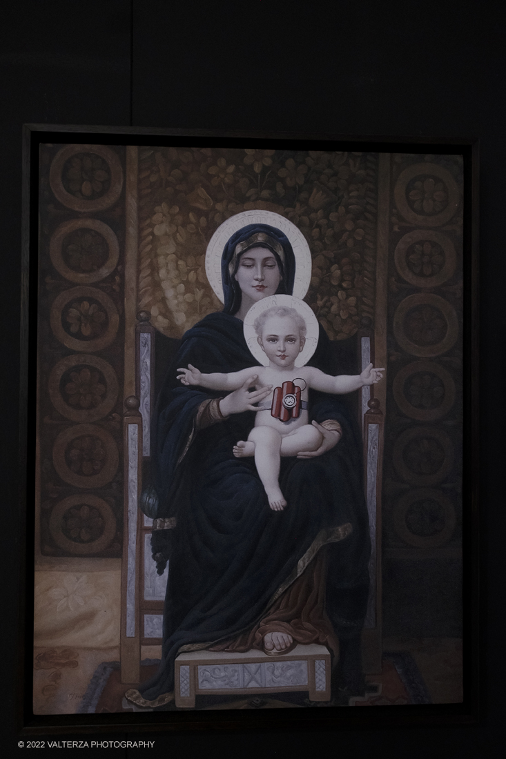 _DSF4886.jpg - 24/02/2022. Torino. Il percorso della mostra presenta oltre 90 opere di cui 30 murales a grandezza naturale realizzati da giovani street artist internazionali che raccontano il mondo del misterioso artista britannico, famoso per affrontare con ironia temi politici e di denuncia sociale. Nella foto opera Even a suicide bomber needs a Hug 2005