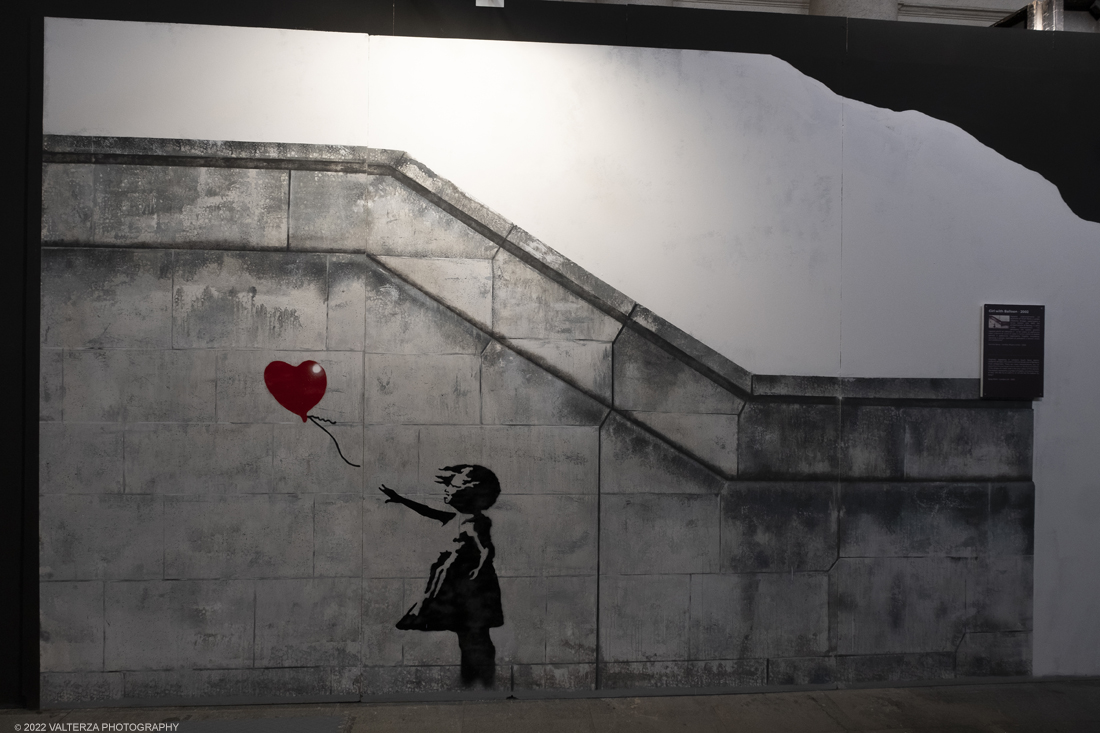_DSF4890.jpg - 24/02/2022. Torino. Il percorso della mostra presenta oltre 90 opere di cui 30 murales a grandezza naturale realizzati da giovani street artist internazionali che raccontano il mondo del misterioso artista britannico, famoso per affrontare con ironia temi politici e di denuncia sociale. Nella foto girl with balloon 2002