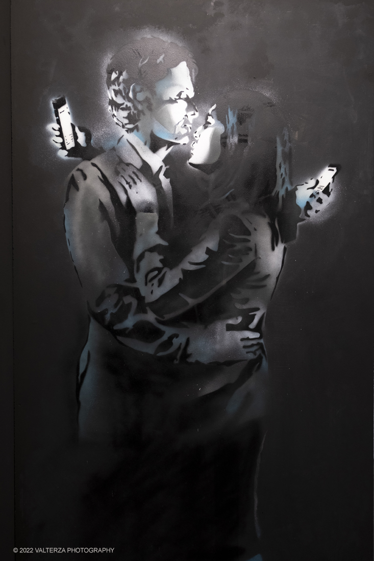 _DSF4905.jpg - 24/02/2022. Torino. Il percorso della mostra presenta oltre 90 opere di cui 30 murales a grandezza naturale realizzati da giovani street artist internazionali che raccontano il mondo del misterioso artista britannico, famoso per affrontare con ironia temi politici e di denuncia sociale. Nella foto opera mobile lovers 2014