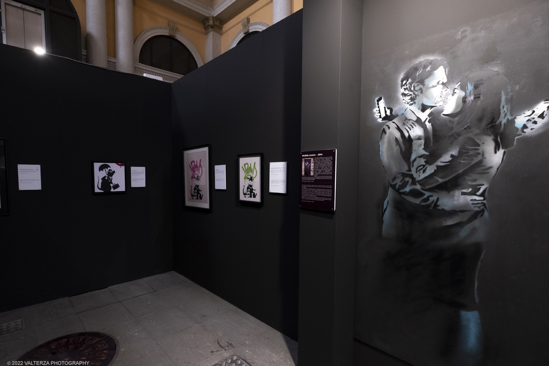 _DSF4914.jpg - 24/02/2022. Torino. Il percorso della mostra presenta oltre 90 opere di cui 30 murales a grandezza naturale realizzati da giovani street artist internazionali che raccontano il mondo del misterioso artista britannico, famoso per affrontare con ironia temi politici e di denuncia sociale. Nella foto parte dell'allestimento della mostra