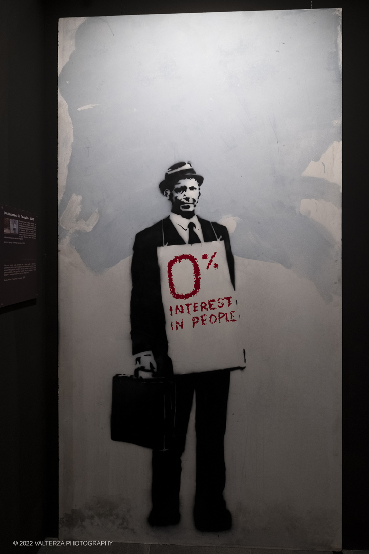 _DSF4917.jpg - 24/02/2022. Torino. Il percorso della mostra presenta oltre 90 opere di cui 30 murales a grandezza naturale realizzati da giovani street artist internazionali che raccontano il mondo del misterioso artista britannico, famoso per affrontare con ironia temi politici e di denuncia sociale. Nella foto opera 0%i nterest in people