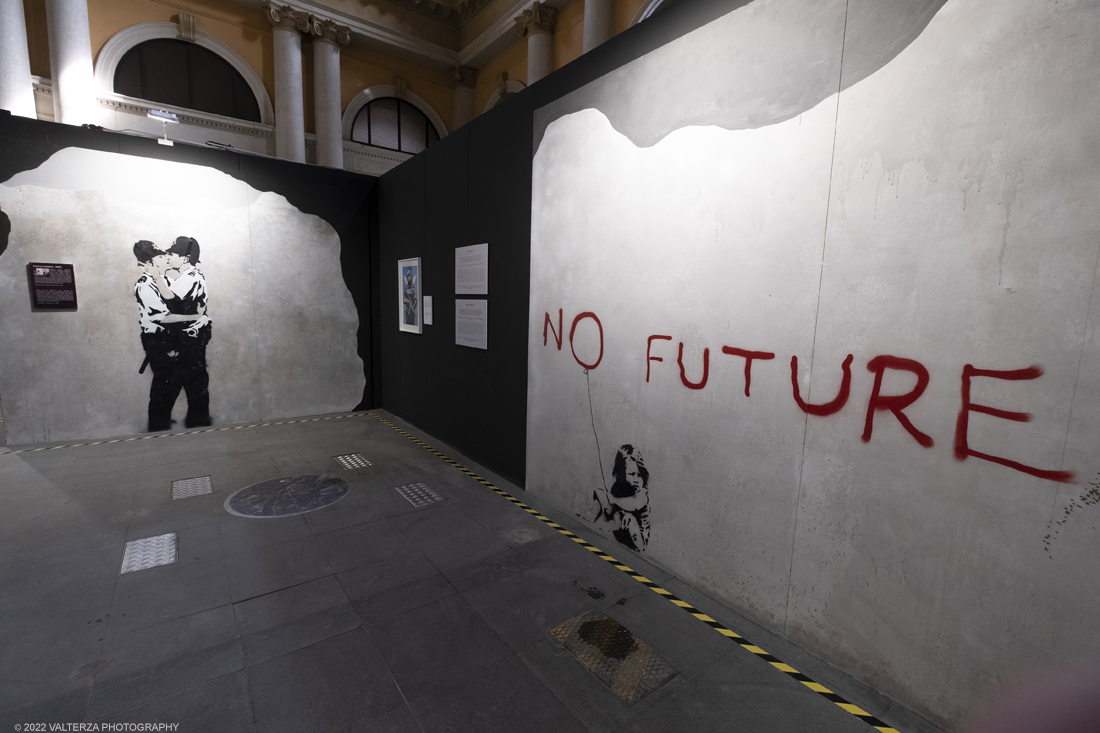 _DSF4926.jpg - 24/02/2022. Torino. Il percorso della mostra presenta oltre 90 opere di cui 30 murales a grandezza naturale realizzati da giovani street artist internazionali che raccontano il mondo del misterioso artista britannico, famoso per affrontare con ironia temi politici e di denuncia sociale. Nella foto parte dell'allestimento della mostra