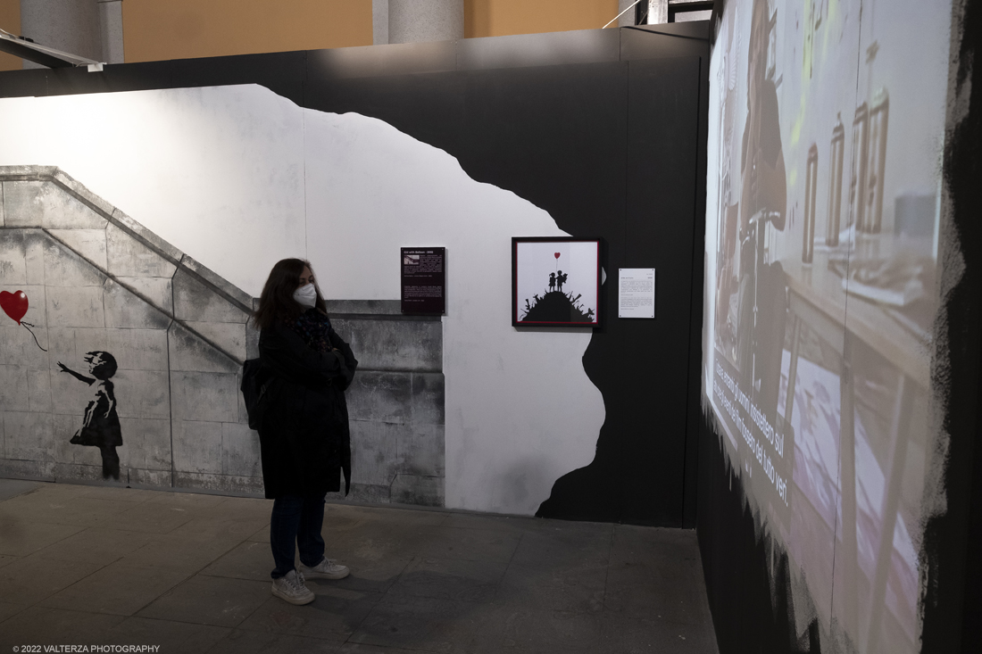 _DSF4930.jpg - 24/02/2022. Torino. Il percorso della mostra presenta oltre 90 opere di cui 30 murales a grandezza naturale realizzati da giovani street artist internazionali che raccontano il mondo del misterioso artista britannico, famoso per affrontare con ironia temi politici e di denuncia sociale. Nella foto in visita alla mostra