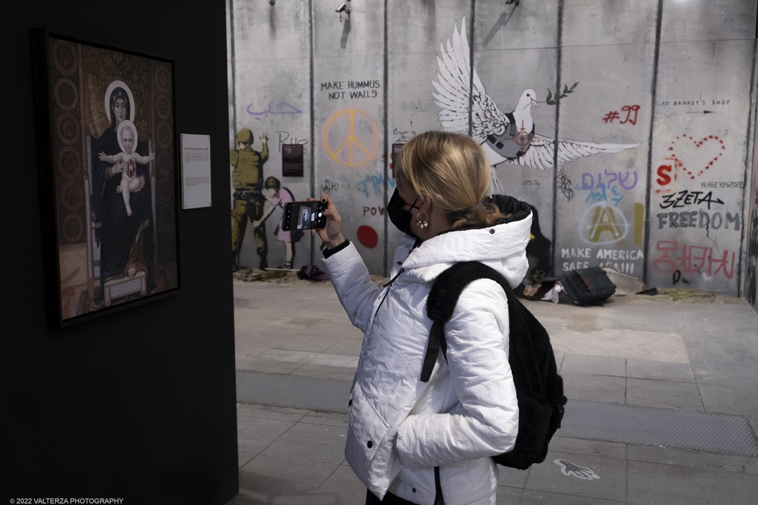 _DSF4934.jpg - 24/02/2022. Torino. Il percorso della mostra presenta oltre 90 opere di cui 30 murales a grandezza naturale realizzati da giovani street artist internazionali che raccontano il mondo del misterioso artista britannico, famoso per affrontare con ironia temi politici e di denuncia sociale. Nella foto in visita alla mostra