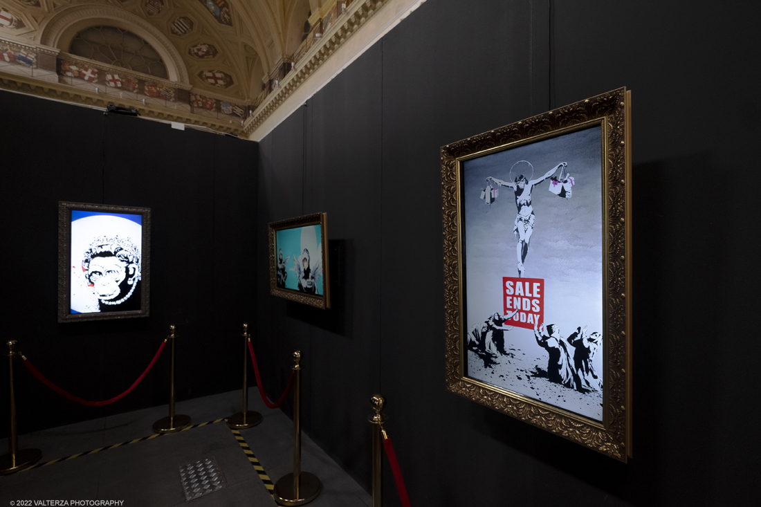 _DSF4944.jpg - 24/02/2022. Torino. Il percorso della mostra presenta oltre 90 opere di cui 30 murales a grandezza naturale realizzati da giovani street artist internazionali che raccontano il mondo del misterioso artista britannico, famoso per affrontare con ironia temi politici e di denuncia sociale. Nella foto installazione audiovisiva