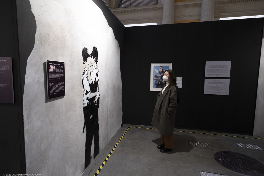 _DSF4954.jpg - 24/02/2022. Torino. Il percorso della mostra presenta oltre 90 opere di cui 30 murales a grandezza naturale realizzati da giovani street artist internazionali che raccontano il mondo del misterioso artista britannico, famoso per affrontare con ironia temi politici e di denuncia sociale. Nella foto in visita alla mostra