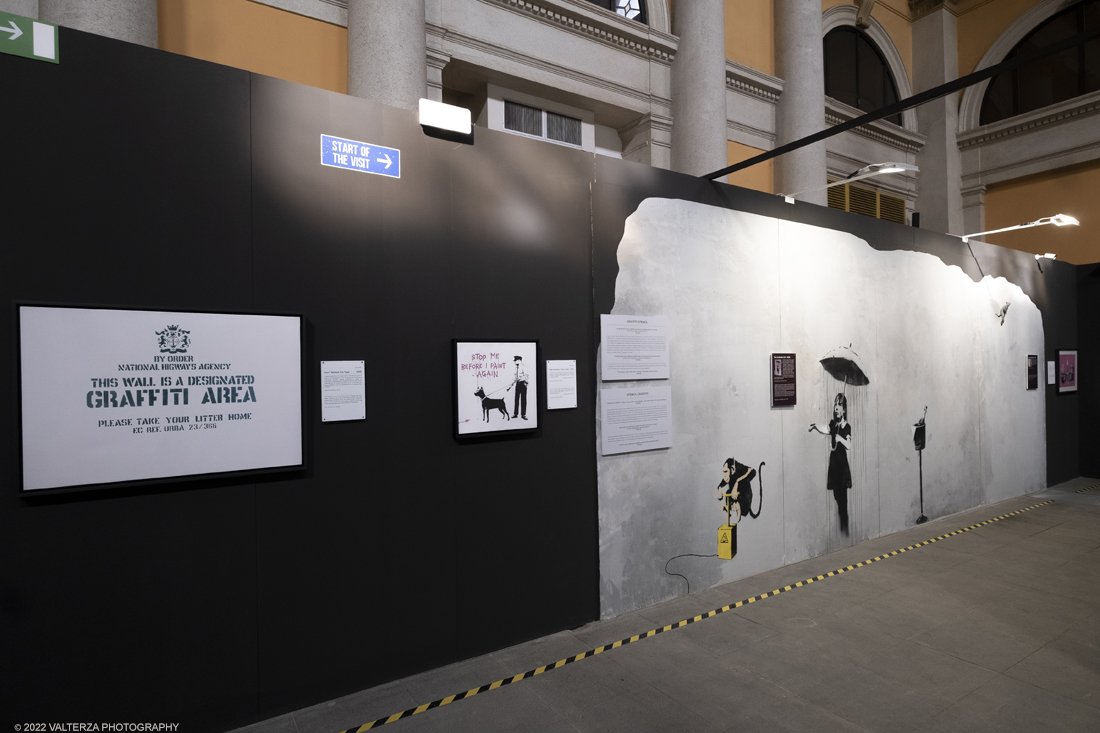 _DSF4974.jpg - 24/02/2022. Torino. Il percorso della mostra presenta oltre 90 opere di cui 30 murales a grandezza naturale realizzati da giovani street artist internazionali che raccontano il mondo del misterioso artista britannico, famoso per affrontare con ironia temi politici e di denuncia sociale. Nella foto parte dell'allestimento della mostra