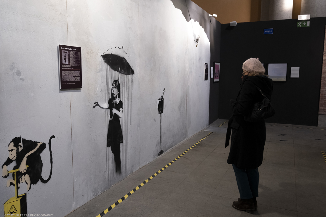 _DSF4981.jpg - 24/02/2022. Torino. Il percorso della mostra presenta oltre 90 opere di cui 30 murales a grandezza naturale realizzati da giovani street artist internazionali che raccontano il mondo del misterioso artista britannico, famoso per affrontare con ironia temi politici e di denuncia sociale. Nella foto in visita alla mostra