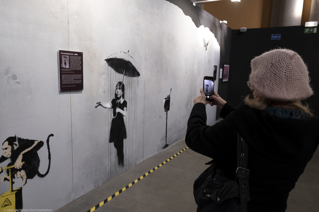 _DSF4987.jpg - 24/02/2022. Torino. Il percorso della mostra presenta oltre 90 opere di cui 30 murales a grandezza naturale realizzati da giovani street artist internazionali che raccontano il mondo del misterioso artista britannico, famoso per affrontare con ironia temi politici e di denuncia sociale. Nella foto in visita alla mostra