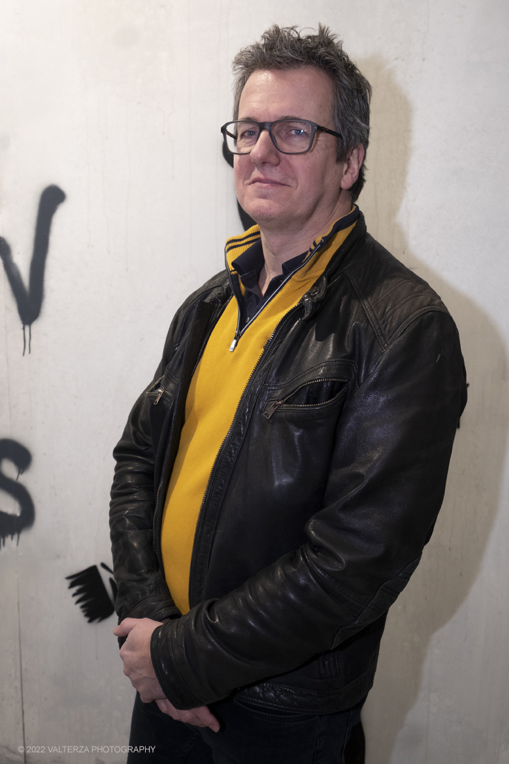 _DSF4997.jpg - 24/02/2022. Torino. Il percorso della mostra presenta oltre 90 opere di cui 30 murales a grandezza naturale realizzati da giovani street artist internazionali che raccontano il mondo del misterioso artista britannico, famoso per affrontare con ironia temi politici e di denuncia sociale. Nella foto Manu De Ros curatore della mostra