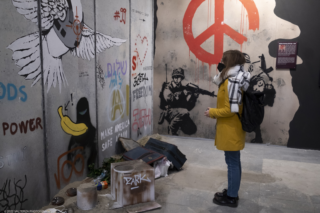_DSF5018.jpg - 24/02/2022. Torino. Il percorso della mostra presenta oltre 90 opere di cui 30 murales a grandezza naturale realizzati da giovani street artist internazionali che raccontano il mondo del misterioso artista britannico, famoso per affrontare con ironia temi politici e di denuncia sociale. Nella foto in visita alla mostra