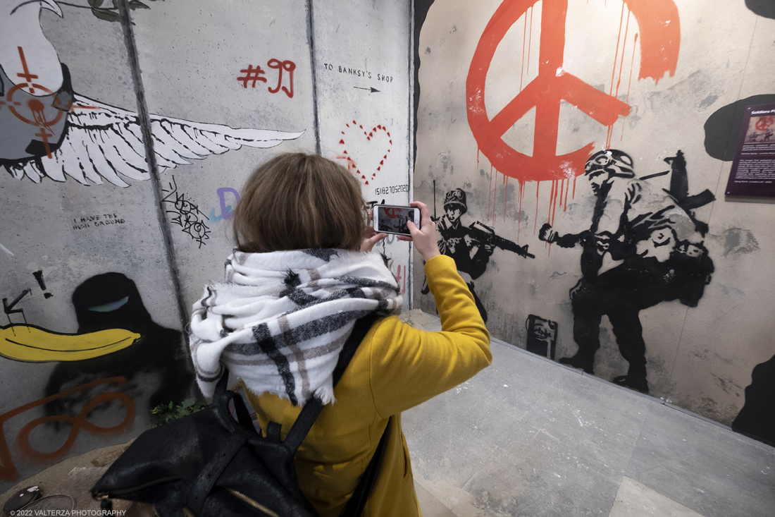_DSF5020.jpg - 24/02/2022. Torino. Il percorso della mostra presenta oltre 90 opere di cui 30 murales a grandezza naturale realizzati da giovani street artist internazionali che raccontano il mondo del misterioso artista britannico, famoso per affrontare con ironia temi politici e di denuncia sociale. Nella foto in visita alla mostra