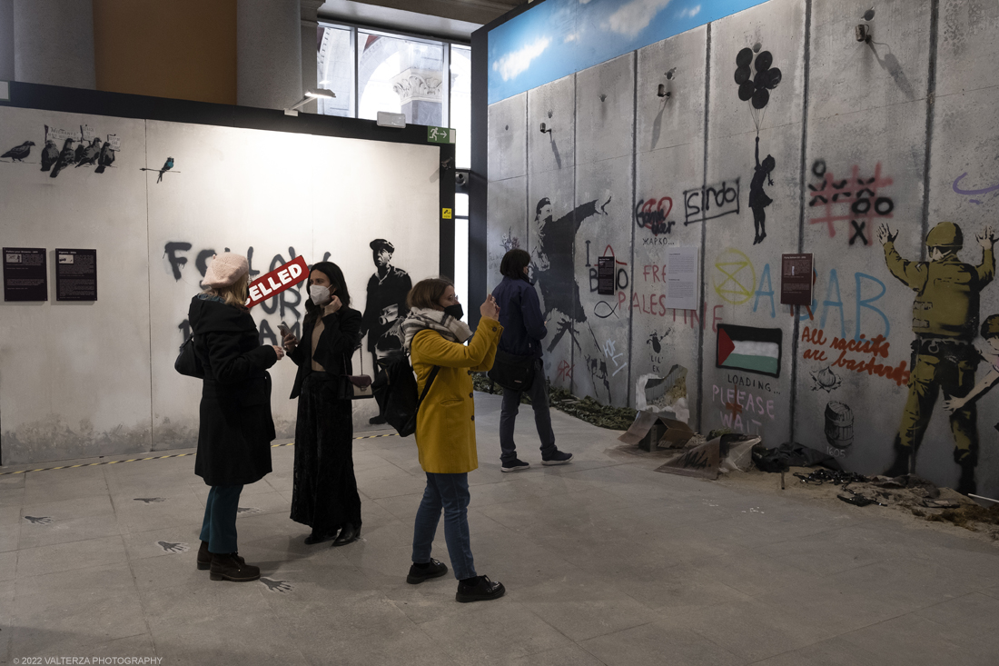 _DSF5024.jpg - 24/02/2022. Torino. Il percorso della mostra presenta oltre 90 opere di cui 30 murales a grandezza naturale realizzati da giovani street artist internazionali che raccontano il mondo del misterioso artista britannico, famoso per affrontare con ironia temi politici e di denuncia sociale. Nella foto in visita alla mostra