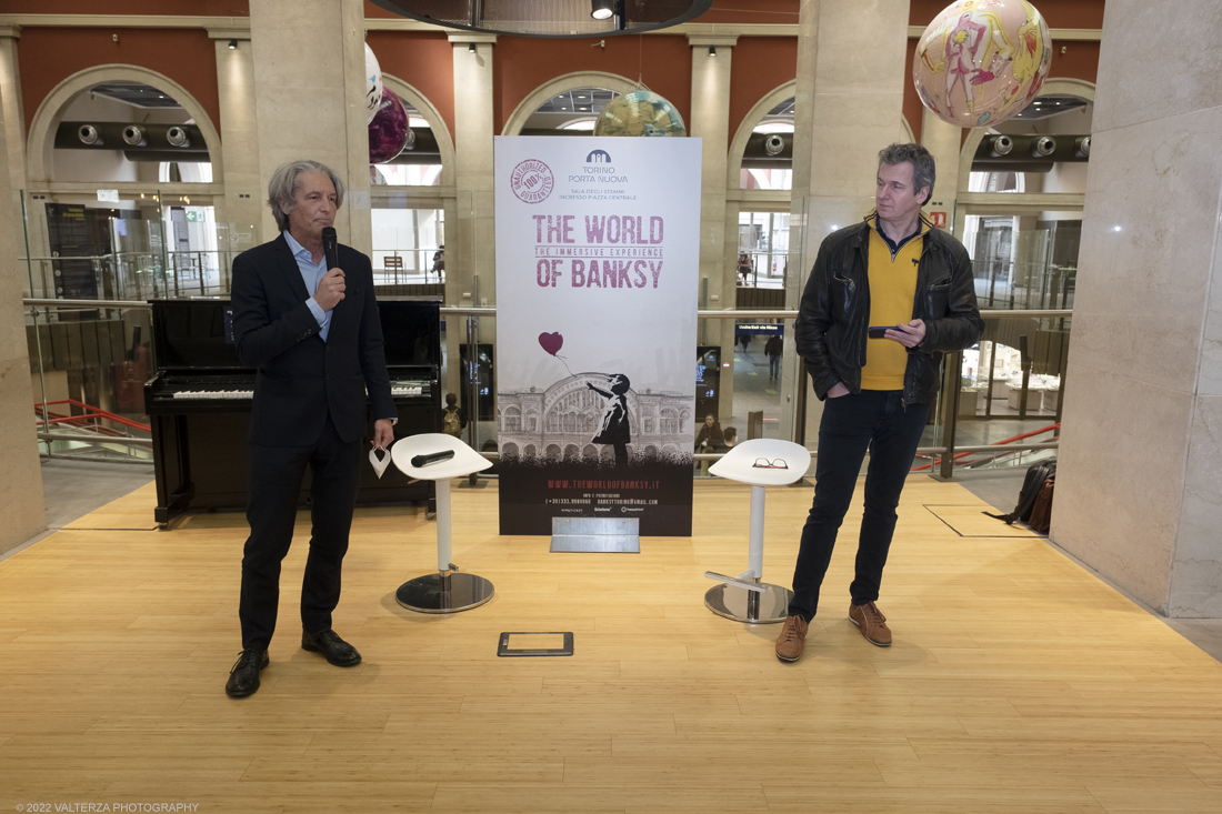 _DSF5049.jpg - 24/02/2022. Torino. Il percorso della mostra presenta oltre 90 opere di cui 30 murales a grandezza naturale realizzati da giovani street artist internazionali che raccontano il mondo del misterioso artista britannico, famoso per affrontare con ironia temi politici e di denuncia sociale. Nella foto Alberto Baldan, Amministratore Delegato di Grandi Stazioni Retail. e Manu De Ros curatore presentano la mostra nella stazione di Porta Nuova