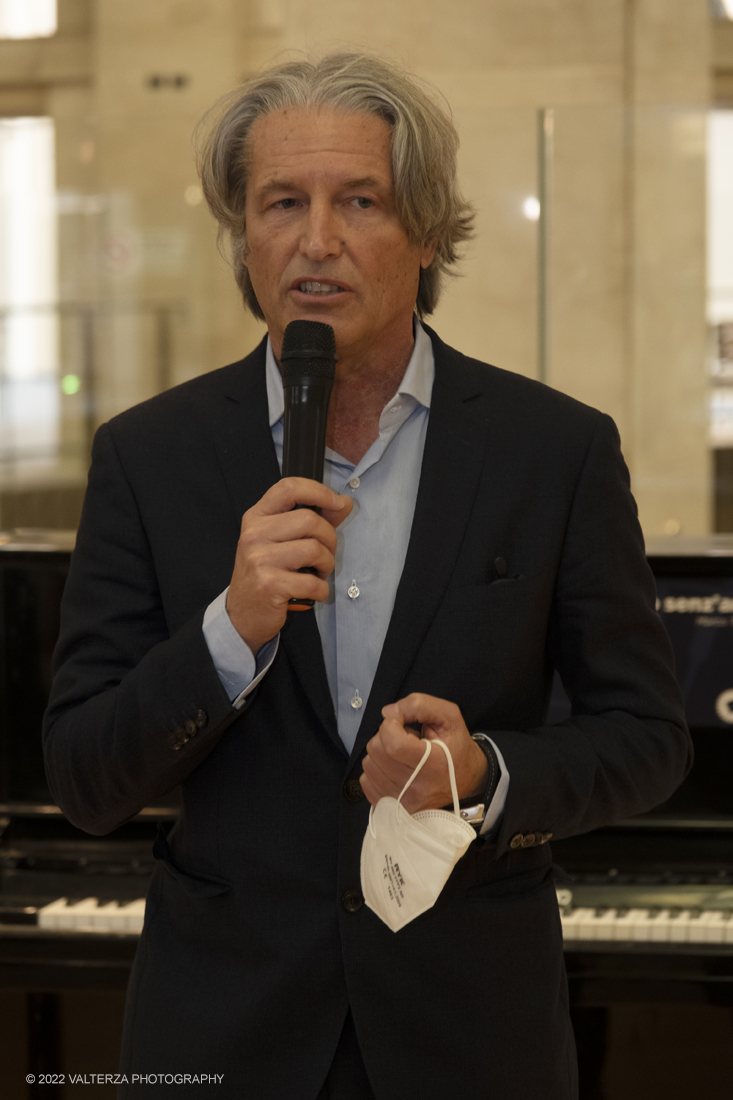 _DSF5061.jpg - 24/02/2022. Torino. Il percorso della mostra presenta oltre 90 opere di cui 30 murales a grandezza naturale realizzati da giovani street artist internazionali che raccontano il mondo del misterioso artista britannico, famoso per affrontare con ironia temi politici e di denuncia sociale. Nella foto l'inteerveento di Alberto Baldan, Amministratore Delegato di Grandi Stazioni Retail. alla presentazione della mostra