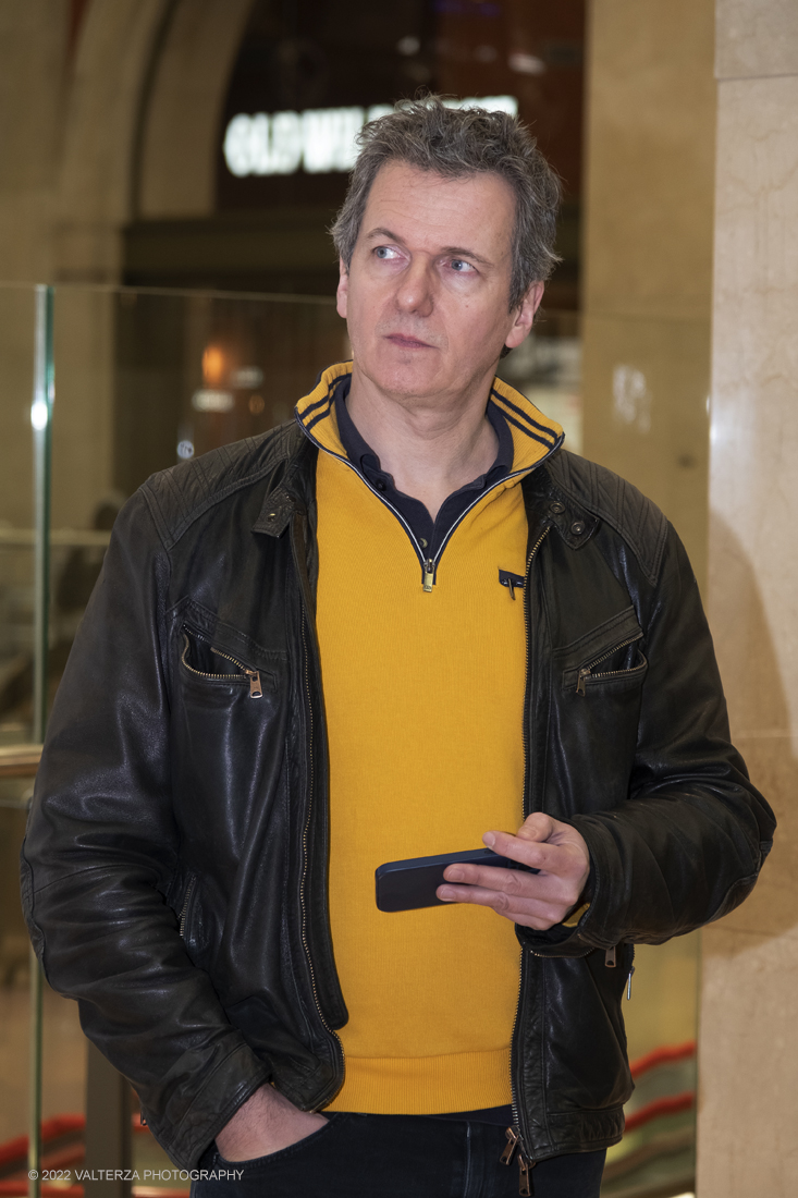 _DSF5075.jpg - 24/02/2022. Torino. Il percorso della mostra presenta oltre 90 opere di cui 30 murales a grandezza naturale realizzati da giovani street artist internazionali che raccontano il mondo del misterioso artista britannico, famoso per affrontare con ironia temi politici e di denuncia sociale. Nella foto l'interveento di Manu De Ros curatore della mostra alla presentazione della medesima