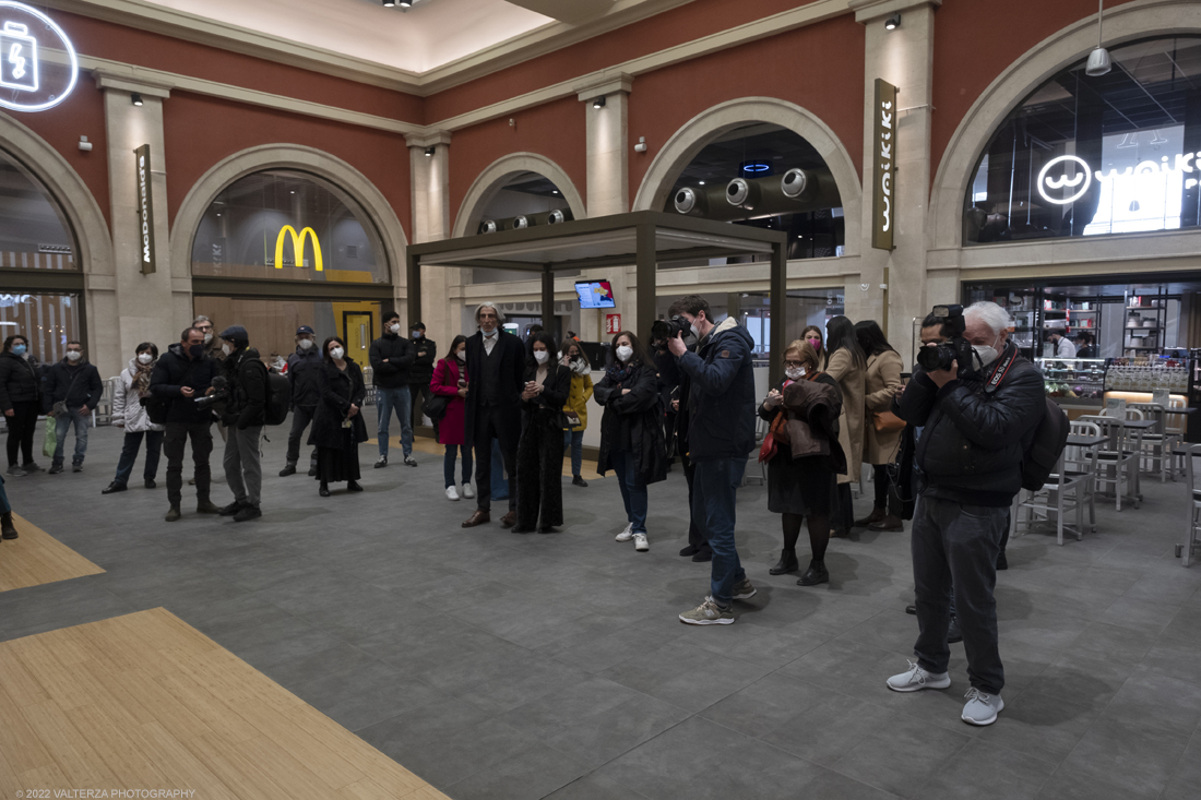 _DSF5079.jpg - 24/02/2022. Torino. Il percorso della mostra presenta oltre 90 opere di cui 30 murales a grandezza naturale realizzati da giovani street artist internazionali che raccontano il mondo del misterioso artista britannico, famoso per affrontare con ironia temi politici e di denuncia sociale. Nella foto un momento della presentazione della mostra nella stazione di Porta Nuova