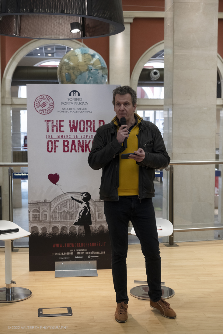 _DSF5092.jpg - 24/02/2022. Torino. Il percorso della mostra presenta oltre 90 opere di cui 30 murales a grandezza naturale realizzati da giovani street artist internazionali che raccontano il mondo del misterioso artista britannico, famoso per affrontare con ironia temi politici e di denuncia sociale. Nella foto l'interveento di Manu De Ros curatore della mostra alla presentazione della medesima