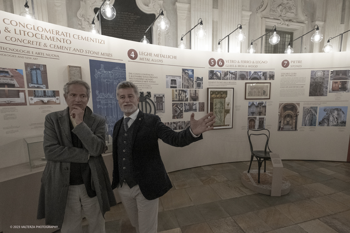 _DSF7649.jpg - 25/10/2023. Torino. Palazzo Madama â€“ Museo Civico dâ€™Arte Antica di Torino presenta, da giovedÃ¬ 26 ottobre 2023 a lunedÃ¬ 10 giugno 2024. Lâ€™esposizione racconta con un centinaio di opere il fondamentale ruolo di Torino per lâ€™affermarsi del Liberty. Si tratta di unâ€™operazione focale per lâ€™ingresso di Torino nel RANN di Bruxelles e la sua candidatura a CittÃ  Patrimonio Mondiale UNESCO per il Liberty.Nella foto Giovanni Carlo Federico Villa direttore di Palazzo Madama si intrattiene con un visitatore