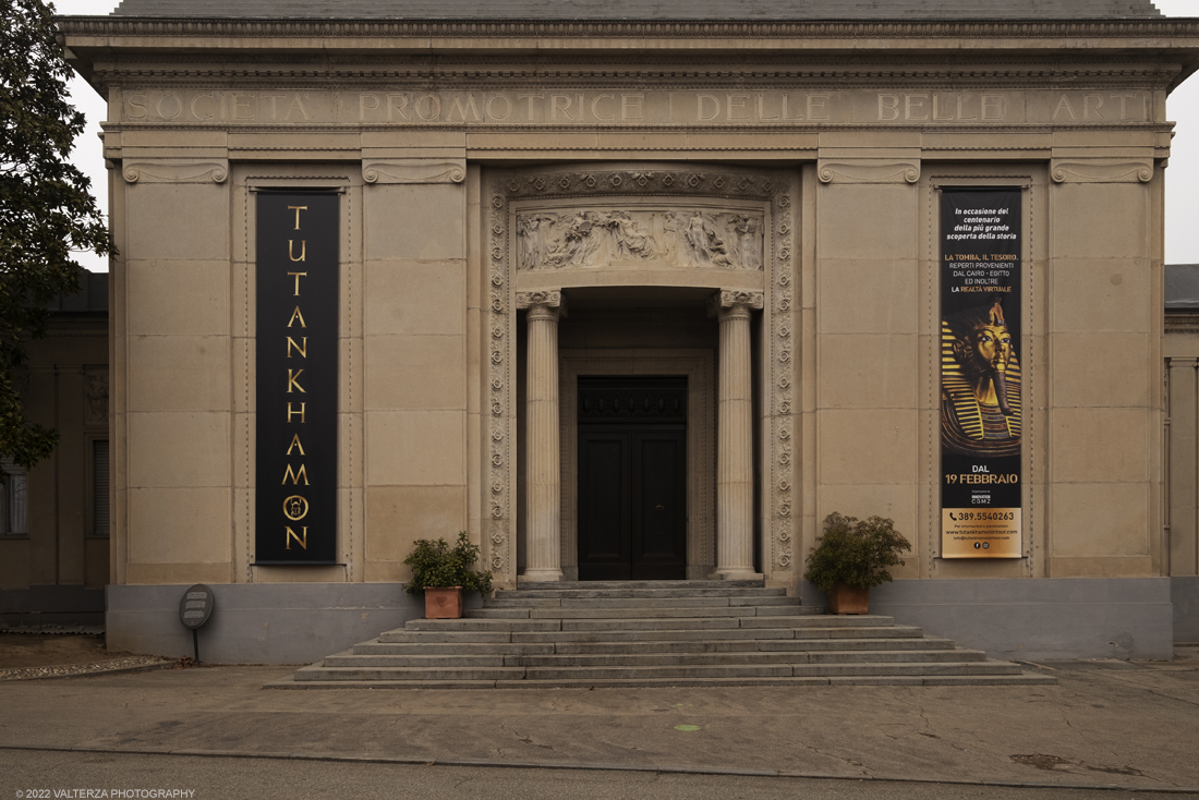 _DSF3975.jpg - 18/02/2022. Torino.Tutankhamon-viaggio verso l'eternitÃ  Ã¨ una mostra realizzata in occasione del centenario della scoperta della tomba, questo grazie alle circa cento riproduzioni dei reperti piÃ¹ importanti portati alla luce dall'archeologo Howard Carter nel 1922. Nella foto la sede della mostra alla Promotrice delle belle arti.