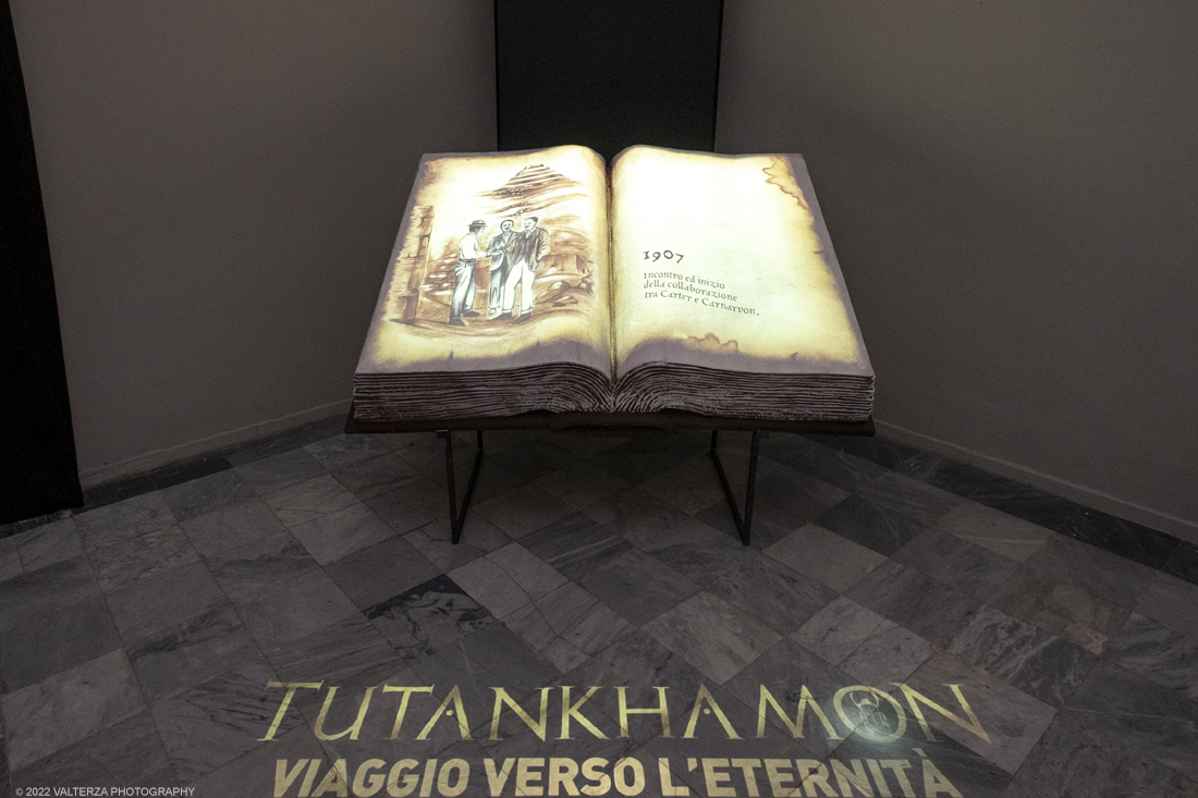 _DSF4005.jpg - 18/02/2022. Torino.Tutankhamon-viaggio verso l'eternitÃ  Ã¨ una mostra realizzata in occasione del centenario della scoperta della tomba, questo grazie alle circa cento riproduzioni dei reperti piÃ¹ importanti portati alla luce dall'archeologo Howard Carter nel 1922. Nella foto installazione audiovisiva
