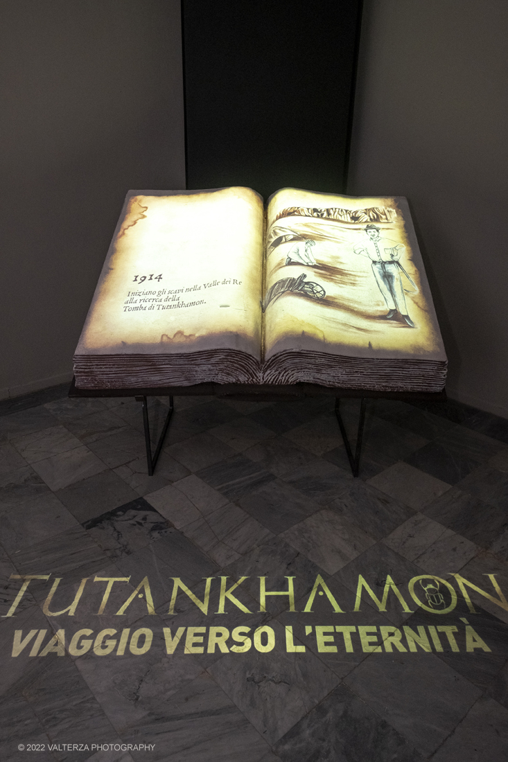 _DSF4007.jpg - 18/02/2022. Torino.Tutankhamon-viaggio verso l'eternitÃ  Ã¨ una mostra realizzata in occasione del centenario della scoperta della tomba, questo grazie alle circa cento riproduzioni dei reperti piÃ¹ importanti portati alla luce dall'archeologo Howard Carter nel 1922. Nella foto installazione audiovisiva