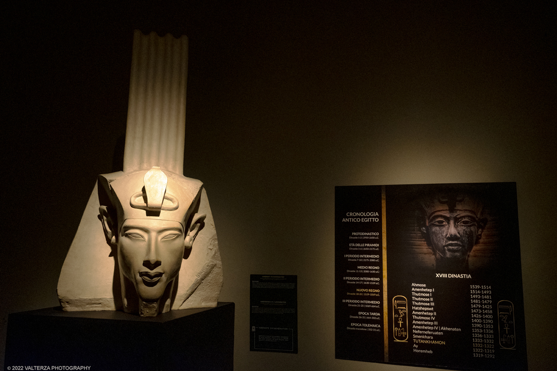 _DSF4013.jpg - 18/02/2022. Torino.Tutankhamon-viaggio verso l'eternitÃ  Ã¨ una mostra realizzata in occasione del centenario della scoperta della tomba, questo grazie alle circa cento riproduzioni dei reperti piÃ¹ importanti portati alla luce dall'archeologo Howard Carter nel 1922. Nella foto statua di Akhenaton