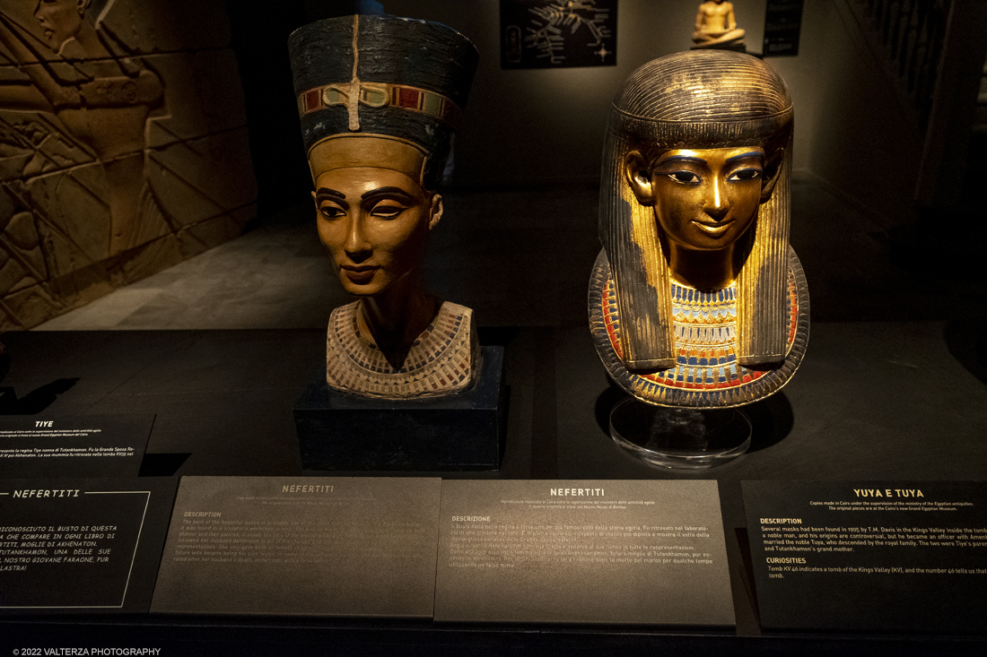 _DSF4017.jpg - 18/02/2022. Torino.Tutankhamon-viaggio verso l'eternitÃ  Ã¨ una mostra realizzata in occasione del centenario della scoperta della tomba, questo grazie alle circa cento riproduzioni dei reperti piÃ¹ importanti portati alla luce dall'archeologo Howard Carter nel 1922. Nella foto le statue di Nfertiti e Tuya