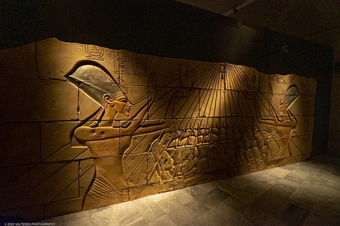 _DSF4034.jpg - 18/02/2022. Torino.Tutankhamon-viaggio verso l'eternitÃ  Ã¨ una mostra realizzata in occasione del centenario della scoperta della tomba, questo grazie alle circa cento riproduzioni dei reperti piÃ¹ importanti portati alla luce dall'archeologo Howard Carter nel 1922. Nella foto una delle raffigurazioni della installazione.