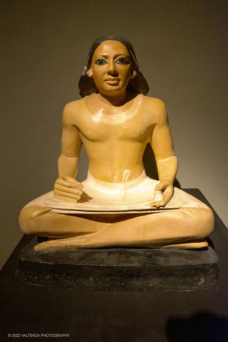 _DSF4038.jpg - 18/02/2022. Torino.Tutankhamon-viaggio verso l'eternitÃ  Ã¨ una mostra realizzata in occasione del centenario della scoperta della tomba, questo grazie alle circa cento riproduzioni dei reperti piÃ¹ importanti portati alla luce dall'archeologo Howard Carter nel 1922. Nella foto statua di uno scriba.