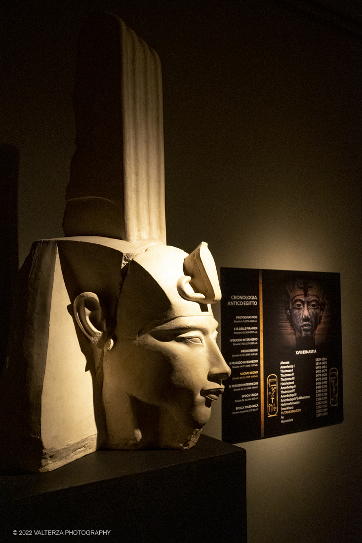 _DSF4042.jpg - 18/02/2022. Torino.Tutankhamon-viaggio verso l'eternitÃ  Ã¨ una mostra realizzata in occasione del centenario della scoperta della tomba, questo grazie alle circa cento riproduzioni dei reperti piÃ¹ importanti portati alla luce dall'archeologo Howard Carter nel 1922. Nella foto testa di Akhenaton