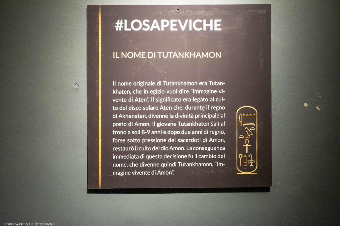 _DSF4043.jpg - 18/02/2022. Torino.Tutankhamon-viaggio verso l'eternitÃ  Ã¨ una mostra realizzata in occasione del centenario della scoperta della tomba, questo grazie alle circa cento riproduzioni dei reperti piÃ¹ importanti portati alla luce dall'archeologo Howard Carter nel 1922. Nella foto pannello esplicativo