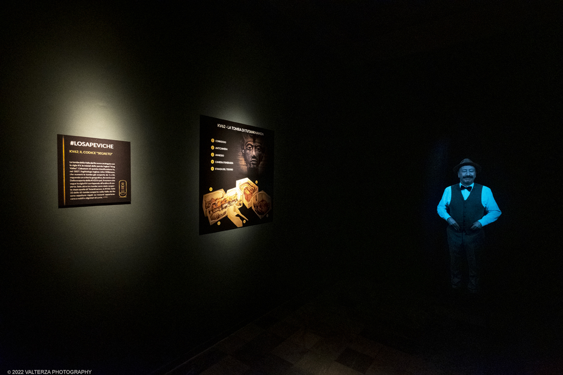 _DSF4045.jpg - 18/02/2022. Torino.Tutankhamon-viaggio verso l'eternitÃ  Ã¨ una mostra realizzata in occasione del centenario della scoperta della tomba, questo grazie alle circa cento riproduzioni dei reperti piÃ¹ importanti portati alla luce dall'archeologo Howard Carter nel 1922. Nella foto schema della tomba di Tutankhamon con la figura digitale dell'archeologo Howard Carter che spiega.