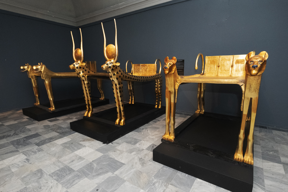 _DSF4070.jpg - 18/02/2022. Torino.Tutankhamon-viaggio verso l'eternitÃ  Ã¨ una mostra realizzata in occasione del centenario della scoperta della tomba, questo grazie alle circa cento riproduzioni dei reperti piÃ¹ importanti portati alla luce dall'archeologo Howard Carter nel 1922. Nella foto vari tipi di letti trovati nella tomba