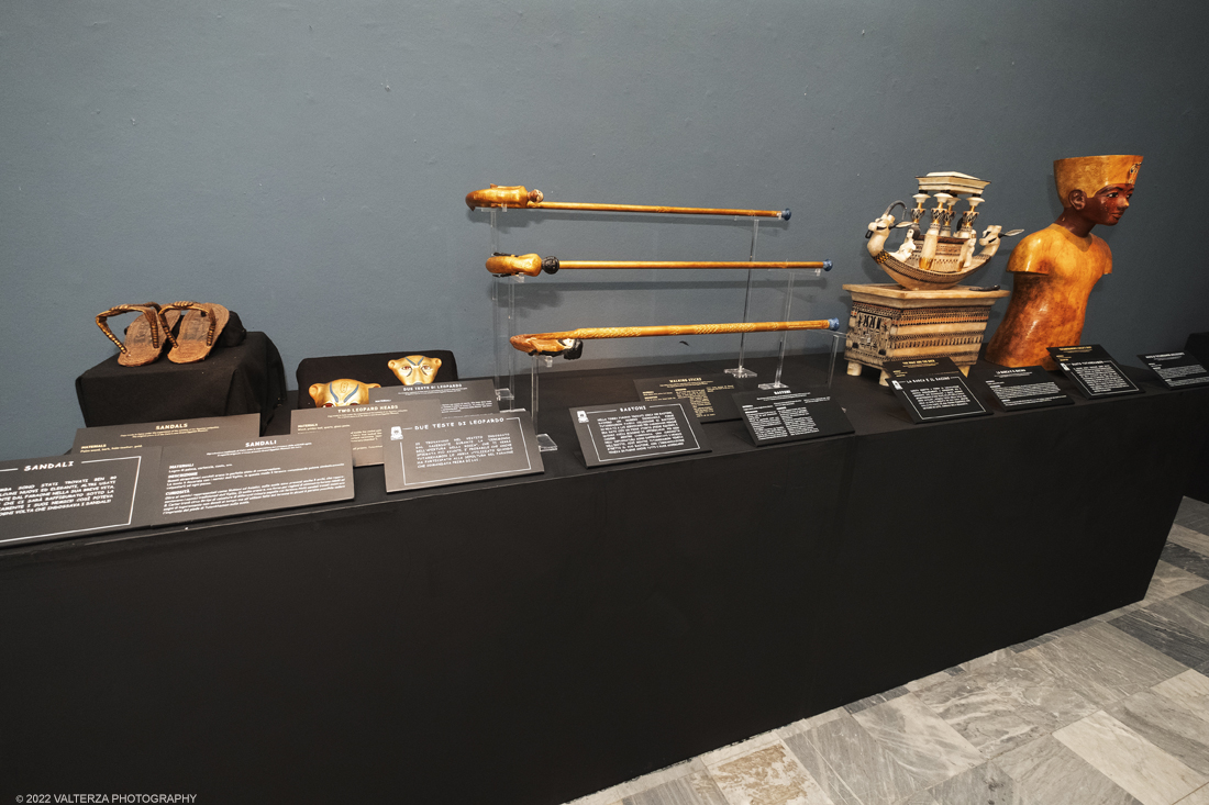 _DSF4084.jpg - 18/02/2022. Torino.Tutankhamon-viaggio verso l'eternitÃ  Ã¨ una mostra realizzata in occasione del centenario della scoperta della tomba, questo grazie alle circa cento riproduzioni dei reperti piÃ¹ importanti portati alla luce dall'archeologo Howard Carter nel 1922. Nella foto oggetti trovati nell'anticamera della tomba
