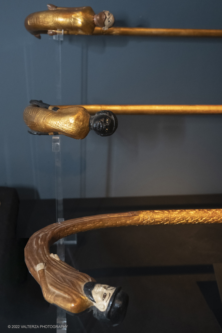 _DSF4088.jpg - 18/02/2022. Torino.Tutankhamon-viaggio verso l'eternitÃ  Ã¨ una mostra realizzata in occasione del centenario della scoperta della tomba, questo grazie alle circa cento riproduzioni dei reperti piÃ¹ importanti portati alla luce dall'archeologo Howard Carter nel 1922. Nella foto tre dei 100 bastoni ritrovati nella tomba