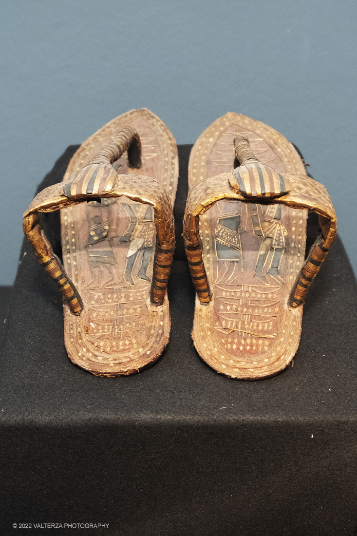 _DSF4093.jpg - 18/02/2022. Torino.Tutankhamon-viaggio verso l'eternitÃ  Ã¨ una mostra realizzata in occasione del centenario della scoperta della tomba, questo grazie alle circa cento riproduzioni dei reperti piÃ¹ importanti portati alla luce dall'archeologo Howard Carter nel 1922. Nella foto un paio di sandali, nella tomba ne furono ritrovati 80 paia