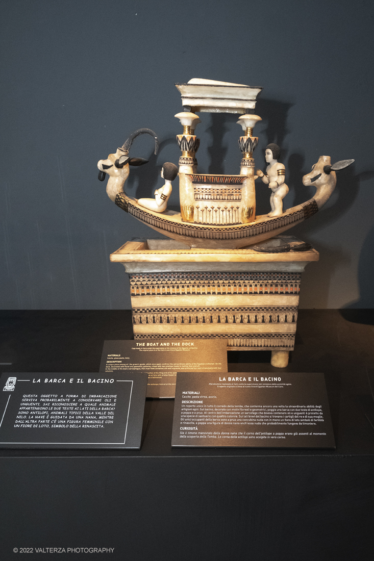 _DSF4100.jpg - 18/02/2022. Torino.Tutankhamon-viaggio verso l'eternitÃ  Ã¨ una mostra realizzata in occasione del centenario della scoperta della tomba, questo grazie alle circa cento riproduzioni dei reperti piÃ¹ importanti portati alla luce dall'archeologo Howard Carter nel 1922. Nella foto la barca ed il bacino