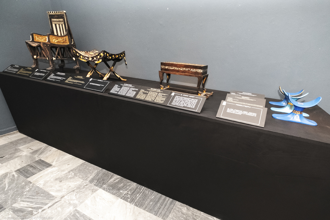 _DSF4106.jpg - 18/02/2022. Torino.Tutankhamon-viaggio verso l'eternitÃ  Ã¨ una mostra realizzata in occasione del centenario della scoperta della tomba, questo grazie alle circa cento riproduzioni dei reperti piÃ¹ importanti portati alla luce dall'archeologo Howard Carter nel 1922. Nella foto parte della installazione