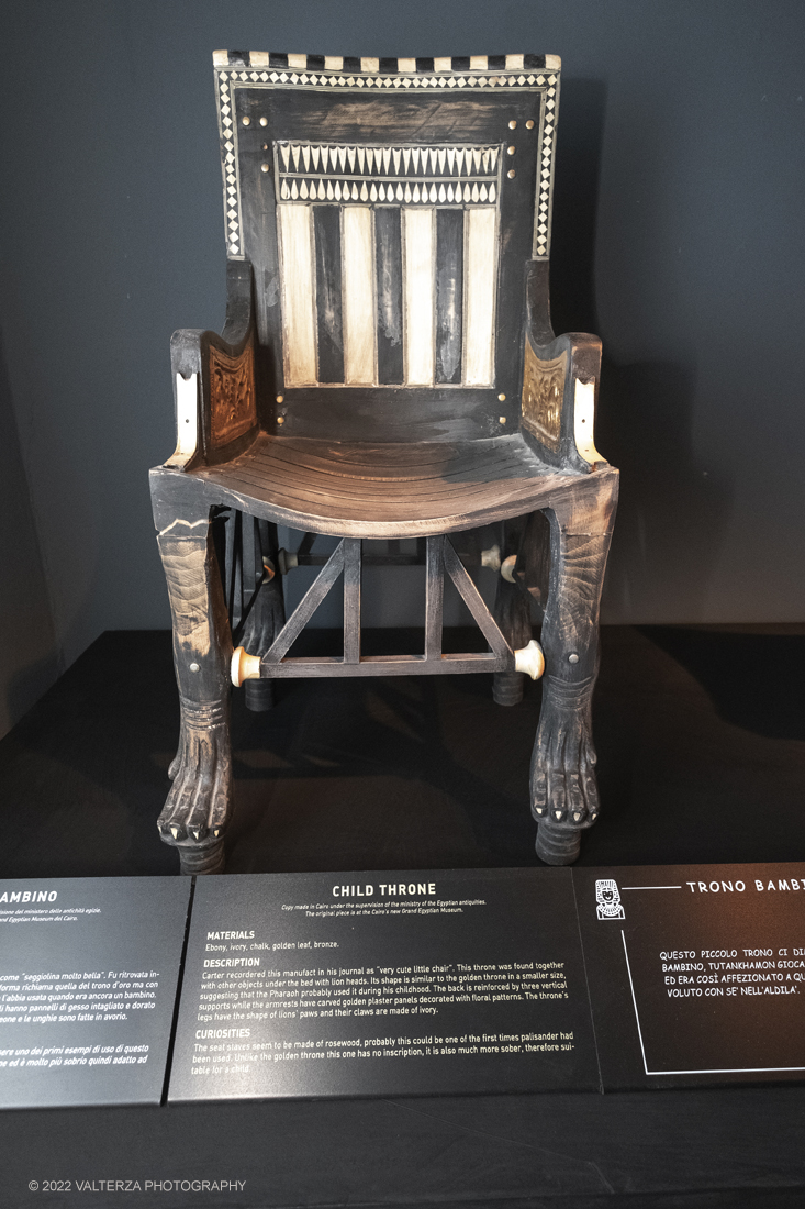 _DSF4108.jpg - 18/02/2022. Torino.Tutankhamon-viaggio verso l'eternitÃ  Ã¨ una mostra realizzata in occasione del centenario della scoperta della tomba, questo grazie alle circa cento riproduzioni dei reperti piÃ¹ importanti portati alla luce dall'archeologo Howard Carter nel 1922. Nella foto trono del faraone da bambino