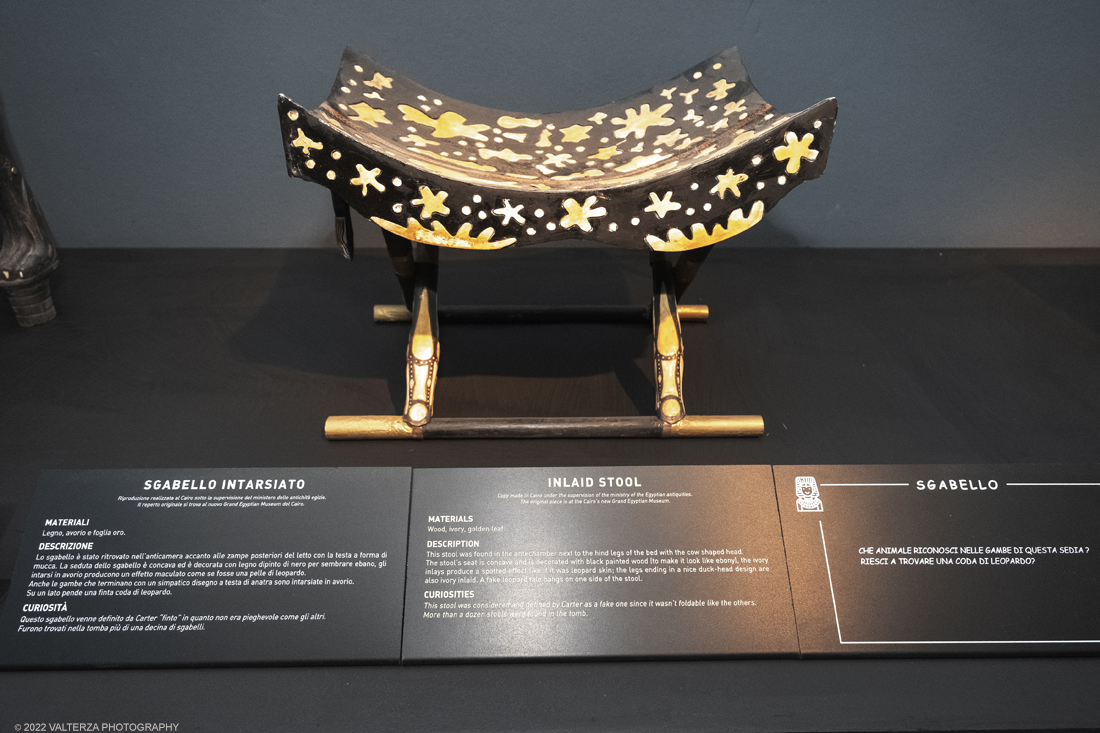 _DSF4110.jpg - 18/02/2022. Torino.Tutankhamon-viaggio verso l'eternitÃ  Ã¨ una mostra realizzata in occasione del centenario della scoperta della tomba, questo grazie alle circa cento riproduzioni dei reperti piÃ¹ importanti portati alla luce dall'archeologo Howard Carter nel 1922. Nella foto sgabello intarsiato