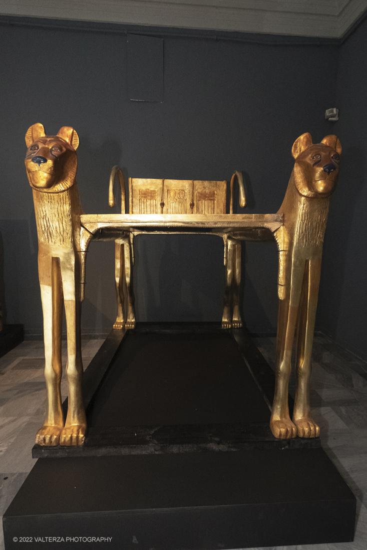 _DSF4116.jpg - 18/02/2022. Torino.Tutankhamon-viaggio verso l'eternitÃ  Ã¨ una mostra realizzata in occasione del centenario della scoperta della tomba, questo grazie alle circa cento riproduzioni dei reperti piÃ¹ importanti portati alla luce dall'archeologo Howard Carter nel 1922. Nella foto letto a forma di leone