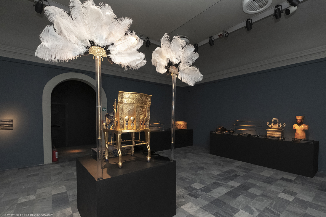 _DSF4123.jpg - 18/02/2022. Torino.Tutankhamon-viaggio verso l'eternitÃ  Ã¨ una mostra realizzata in occasione del centenario della scoperta della tomba, questo grazie alle circa cento riproduzioni dei reperti piÃ¹ importanti portati alla luce dall'archeologo Howard Carter nel 1922. Nella foto la stanza del trono del faraone.