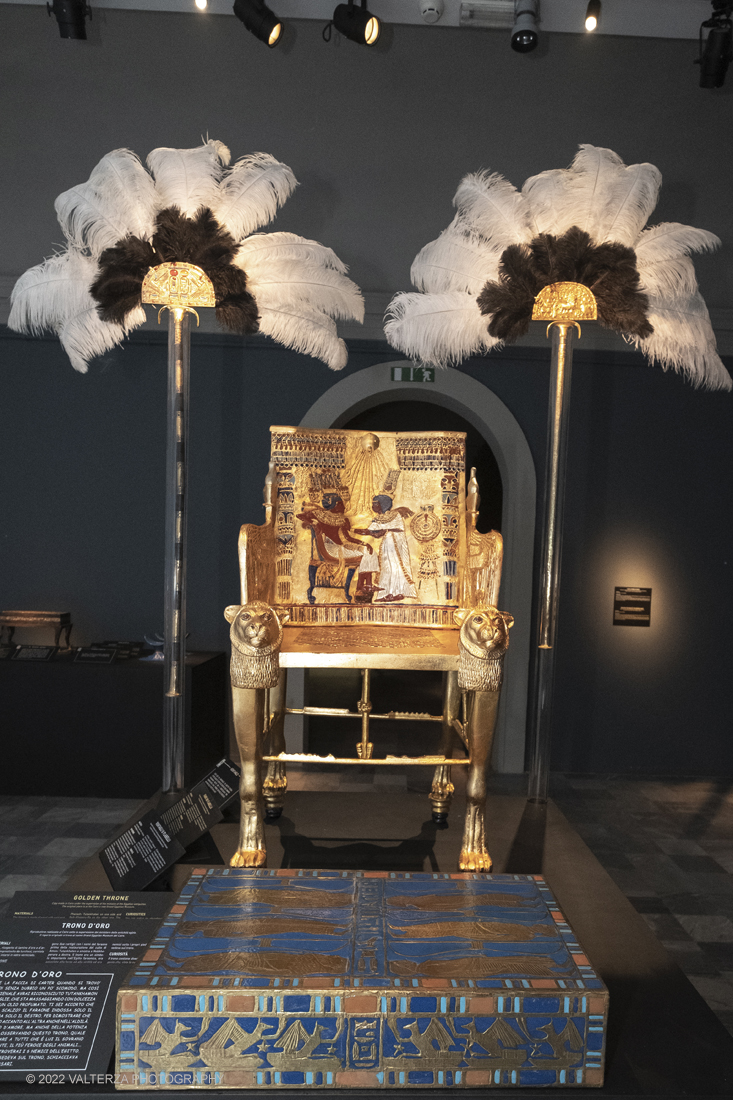 _DSF4125.jpg - 18/02/2022. Torino.Tutankhamon-viaggio verso l'eternitÃ  Ã¨ una mostra realizzata in occasione del centenario della scoperta della tomba, questo grazie alle circa cento riproduzioni dei reperti piÃ¹ importanti portati alla luce dall'archeologo Howard Carter nel 1922. Nella foto la stanza del trono del faraone.