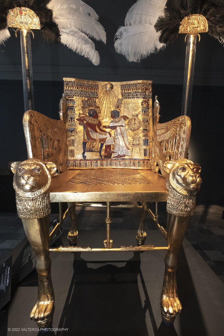 _DSF4126.jpg - 18/02/2022. Torino.Tutankhamon-viaggio verso l'eternitÃ  Ã¨ una mostra realizzata in occasione del centenario della scoperta della tomba, questo grazie alle circa cento riproduzioni dei reperti piÃ¹ importanti portati alla luce dall'archeologo Howard Carter nel 1922. Nella foto il trono d'oro del faraone con sullo schienale la sua effigie e quella della moglie.