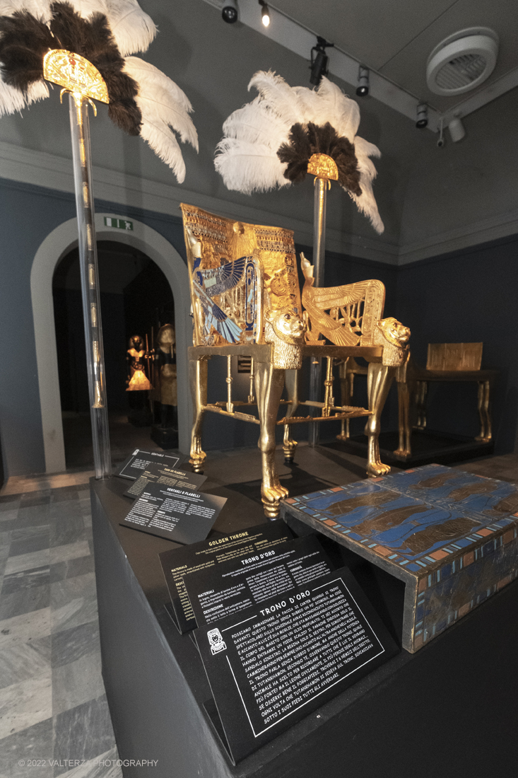 _DSF4127.jpg - 18/02/2022. Torino.Tutankhamon-viaggio verso l'eternitÃ  Ã¨ una mostra realizzata in occasione del centenario della scoperta della tomba, questo grazie alle circa cento riproduzioni dei reperti piÃ¹ importanti portati alla luce dall'archeologo Howard Carter nel 1922. Nella foto la stanza del trono del faraone.