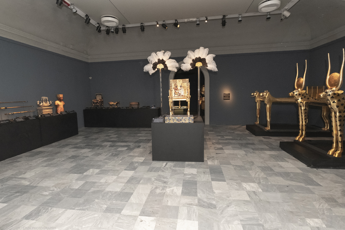 _DSF4131.jpg - 18/02/2022. Torino.Tutankhamon-viaggio verso l'eternitÃ  Ã¨ una mostra realizzata in occasione del centenario della scoperta della tomba, questo grazie alle circa cento riproduzioni dei reperti piÃ¹ importanti portati alla luce dall'archeologo Howard Carter nel 1922. Nella foto la stanza del trono del faraone.