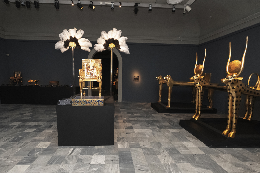 _DSF4133.jpg - 18/02/2022. Torino.Tutankhamon-viaggio verso l'eternitÃ  Ã¨ una mostra realizzata in occasione del centenario della scoperta della tomba, questo grazie alle circa cento riproduzioni dei reperti piÃ¹ importanti portati alla luce dall'archeologo Howard Carter nel 1922. Nella foto la stanza del trono del faraone.