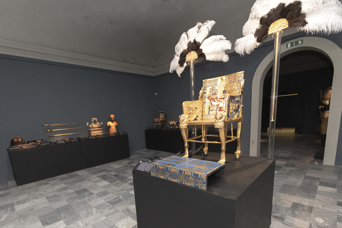 _DSF4134.jpg - 18/02/2022. Torino.Tutankhamon-viaggio verso l'eternitÃ  Ã¨ una mostra realizzata in occasione del centenario della scoperta della tomba, questo grazie alle circa cento riproduzioni dei reperti piÃ¹ importanti portati alla luce dall'archeologo Howard Carter nel 1922. Nella foto la stanza del trono del faraone.