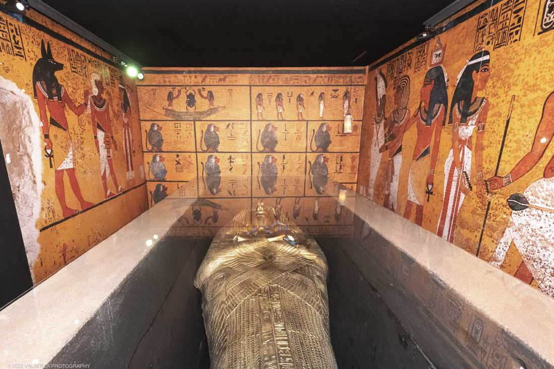 _DSF4137.jpg - 18/02/2022. Torino.Tutankhamon-viaggio verso l'eternitÃ  Ã¨ una mostra realizzata in occasione del centenario della scoperta della tomba, questo grazie alle circa cento riproduzioni dei reperti piÃ¹ importanti portati alla luce dall'archeologo Howard Carter nel 1922. Nella foto la stanza funeraria della tomba con il sarcofago contenente la mummia del faraone.
